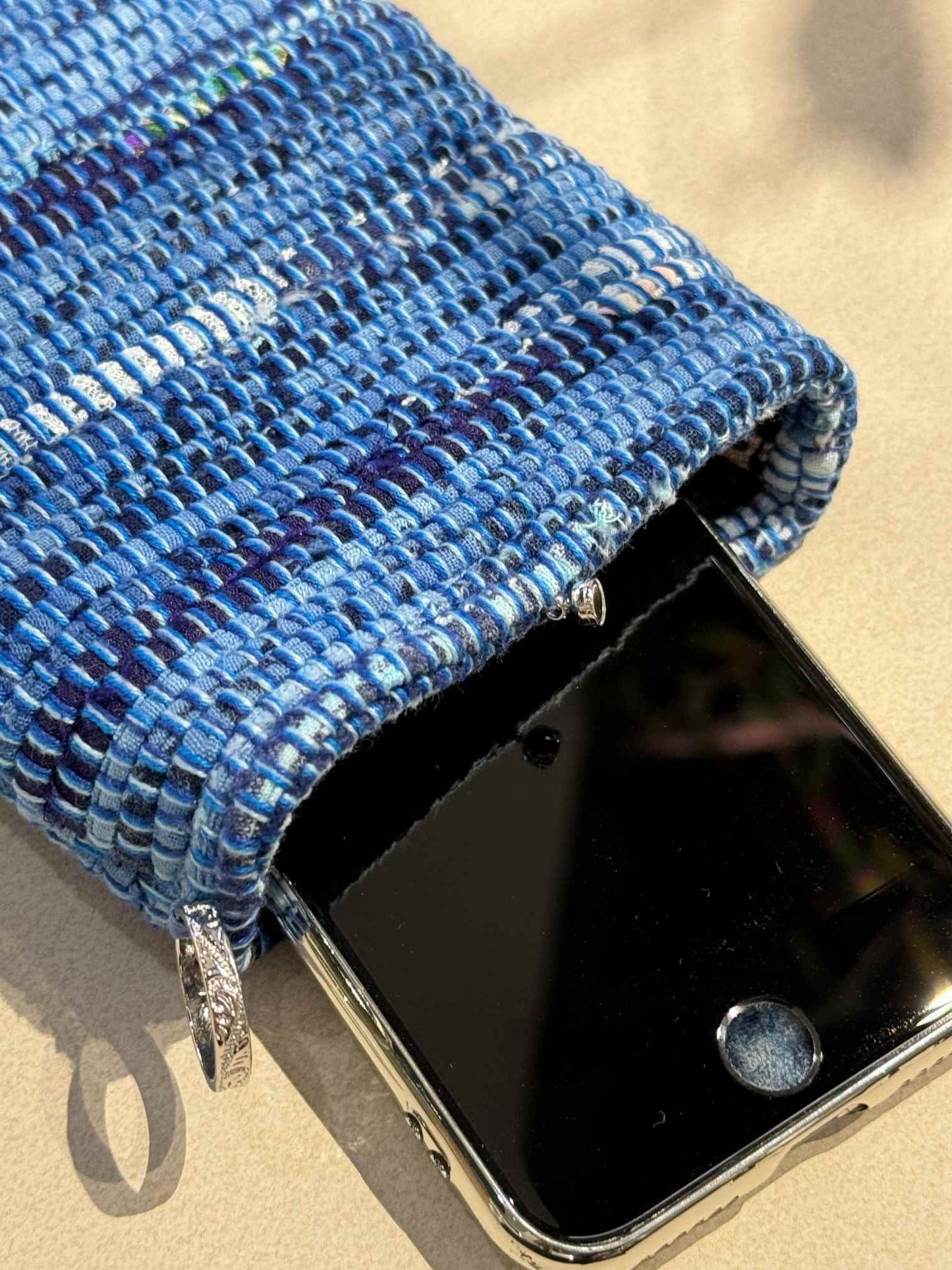 日本の伝統技術を用いてアップサイクルした【スマホショルダーバッグ スカイブルー】